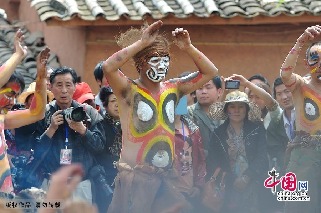 2013年3月14日，云南弥勒县，红万村祭火节，龙树下，钻木取火成功后，小伙子们围着龙树狂舞，嘴里不停的发出“嗷嗷”的声音。中国网图片库 何东平摄