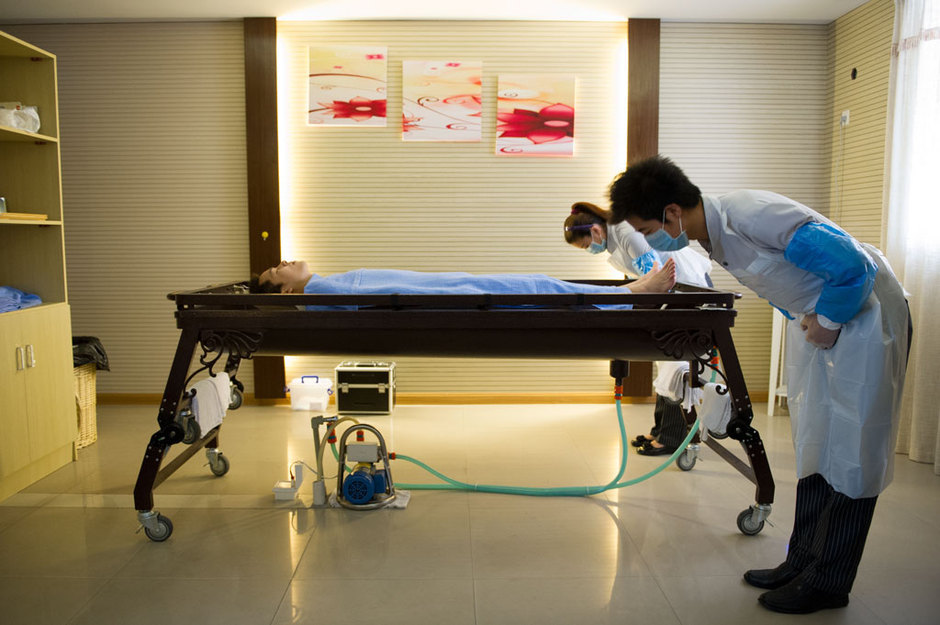 法治周末:"90后"入殓师的尴尬