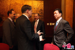 中国外文局局长周明伟与参加博鳌亚洲论坛2013年年会的外国嘉宾交谈。人民画报供图
