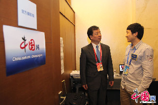 中國外文局局長周明偉出席2013博鰲亞洲論壇並慰問中國網工作人員。人民畫報供圖