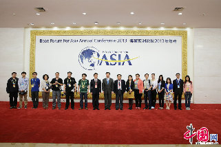 4月7日，中國外文局局長周明偉出席2013博鰲亞洲論壇開幕式，並與外文局前方工作人員合影留念。人民畫報供圖