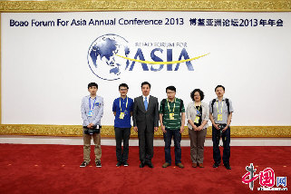 4月7日，中國外文局局長周明偉出席2013博鰲亞洲論壇開幕式，並與中國網工作人員合影留念。人民畫報供圖