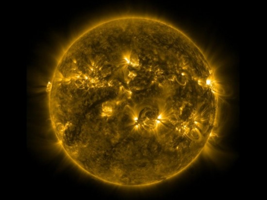 美国国家航空航天局发布最新太阳照片