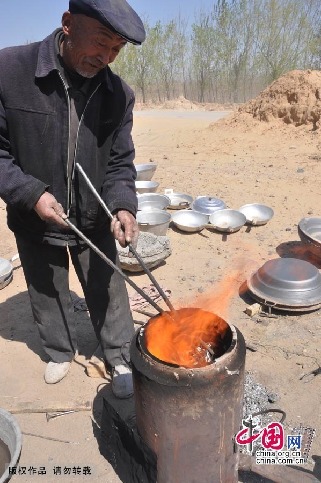 賈國良師傅在高溫燒制鋁水。中國網圖片庫 趙玉國攝