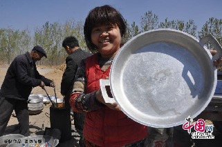 村民在展示賈國良師傅製作的鋁鍋。中國網圖片庫 趙玉國攝