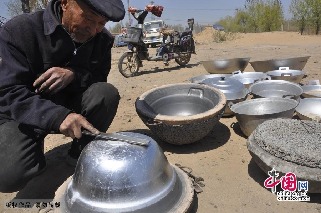 贾国良师傅在加工打磨铝锅。中国网图片库 赵玉国摄