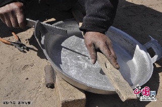 賈國良師傅在加工打磨鋁鍋。中國網圖片庫 趙玉國攝