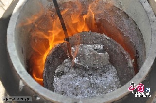 贾国良师傅在高温烧制铝水。中国网图片库 赵玉国摄