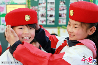  4月11日，在安徽宿州市桃園鎮邱寨希望小學留守兒童“光明驛站”，同學們精心打扮要穿最美的服裝參加“春天之約”。中國網圖片庫 馬勇 攝