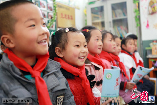 4月11日，在安徽宿州市桃園鎮邱寨希望小學留守兒童“光明驛站”，同學們聽到“春天之約”後開心的笑榮。中國網圖片庫 馬勇 攝 