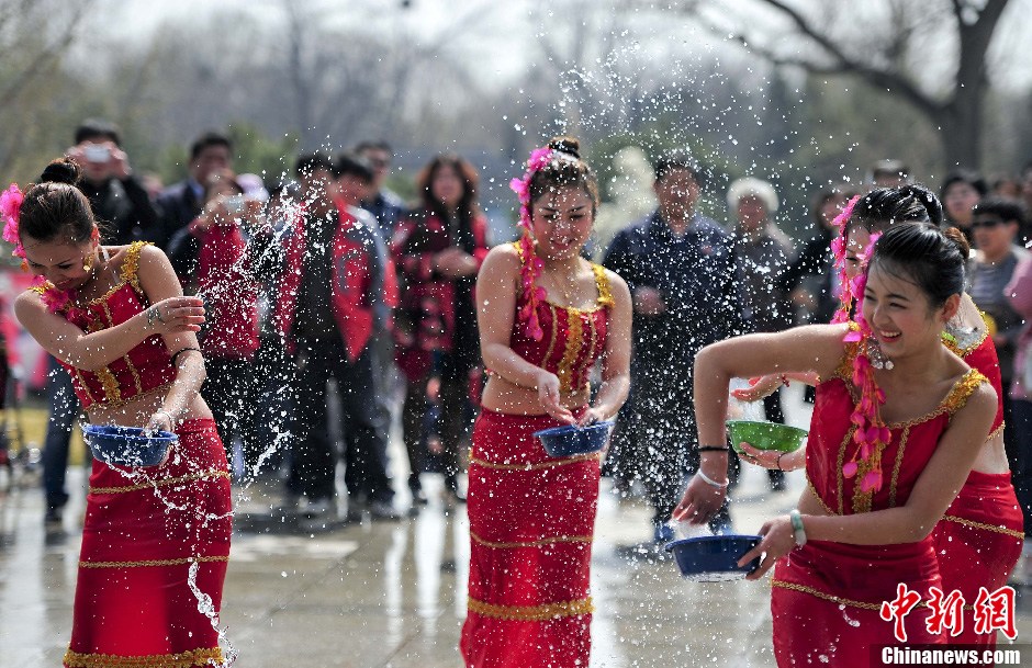 傣族女孩北京欢庆泼水节