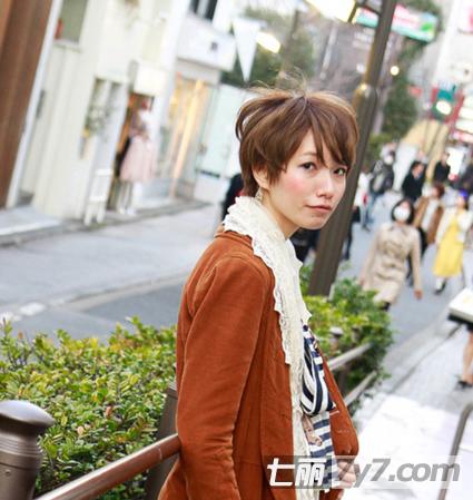 2013街拍日本女生短发 时尚瘦脸最养眼(组图)