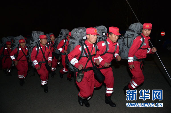 中国搜救队启程赴芦山开展救援