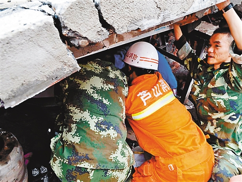 蘆山地震公安消防官兵疏散轉移2600餘人_ 視頻中國