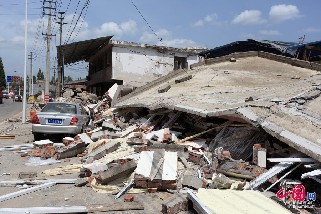 图为芦山县在地震中损毁的房屋。杨文强/中国网图片库