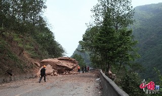 救援部队爆破多营至芦山通道上滚下的巨石。 杨文强/中国网图片库