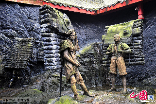 “世界茶文化博物馆”场景展示区里背茶工的塑像，让人们领略到川藏茶马古道始发地的茶马古道场景。 中国网图片库/张国荣 摄