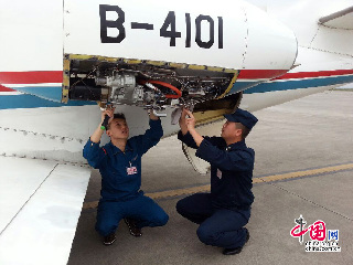 2013年4月22日上午，机械师在为遥感飞机做地面维护，为飞赴震区进行航空拍摄做准备。摄影 范学
