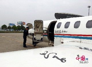 2013年4月22日上午，机械师在为遥感飞机做地面维护，为飞赴震区进行航空拍摄做准备。摄影 范学
