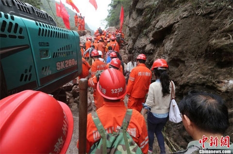 雅安芦山多少人口_...援人员在四川省雅安市芦山县地震重灾区龙门乡为受灾居