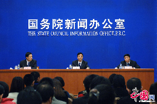 4月23日，国新办就2013年一季度工业通信业发展情况举行新闻发布会。图为新闻发言人答记者问。中国网记者 寇莱昂 摄