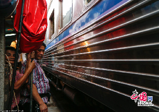 有最牛菜市场的名声，在于其分布在火车轨道两旁，每天有8趟火车来来往往，民众悠闲淡定地买菜卖菜，完全无视火车的存在，非常惊险。图片来源：CFP