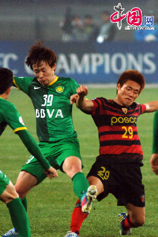 图为拼抢中的朴成。中国网记者 寇莱昂 摄