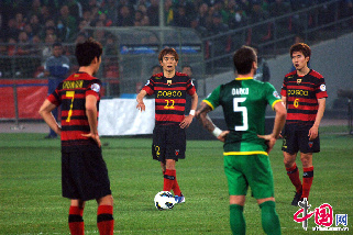 图为卢炳俊主罚任意球。中国网记者 寇莱昂 摄