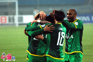 图为邵佳一进球后与队友庆祝。中国网记者 寇莱昂 摄