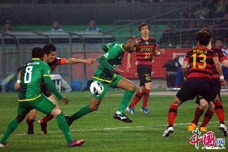 图为卡努特摆脱对手拉拽。中国网记者 寇莱昂 摄