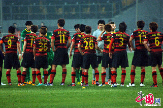 图为双方运动员寒暄。中国网记者 寇莱昂 摄