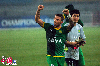 北京时间4月23日晚，2013亚冠联赛小组赛G组第5轮赛事展开，北京国安坐镇工体2-0战胜韩国浦项制铁队。图为马季奇庆祝胜利。中国网记者 寇莱昂 摄