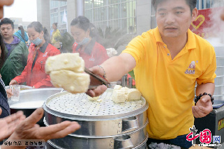 4月22日，芦山县灾区志愿者向灾民免费提供的早餐。中国网图片库 钟桂林 摄