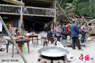 4月22日，芦山县宝盛乡灾民在院内开始震后的重建生活，以积极心态面对灾难。中国网图片库 钟桂林 摄
