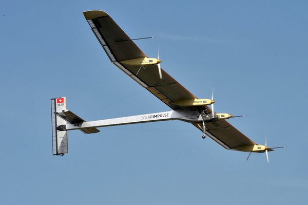 世界最大太阳能飞机再次试飞