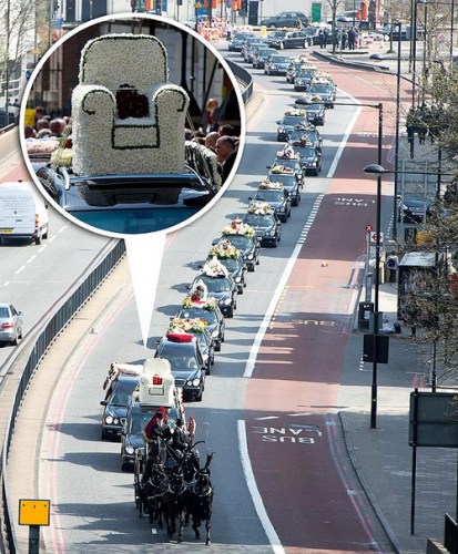 送葬队伍排起了长龙 送葬队伍排起了长龙