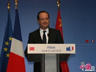 法国总统奥朗德在25晚的媒体见面会上表示，法国将会与中国进一步充实全面战略伙伴关系，两国的战略对话要和经济对话平行，不能分开。（中国网 齐凯摄影）