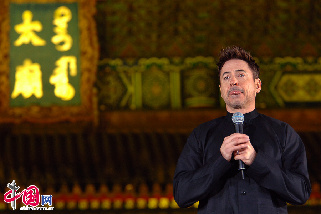 万千粉丝无比期待的漫威超级英雄巨制《钢铁侠3》，在包括中国北京在内的一轮全球首映礼后，正式回归北美大本营。图为唐尼北京太庙举行的“中国之夜”大型庆典上搞怪。中国网记者 寇莱昂 摄