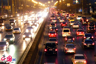 北京南二环缓慢行驶的车辆（资料图片）。  中国网图片库  邹惟麟 摄影