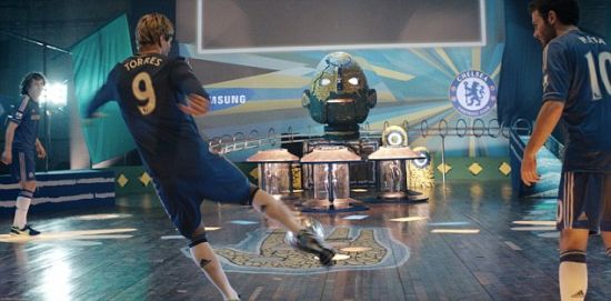 蓝军上演真人版弹珠游戏 马塔炫技t9一脚致胜