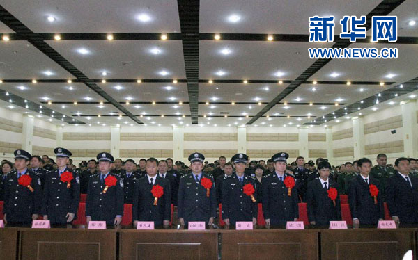 2013年4月29日 新疆巴楚“4·23”事件中牺牲社区干部、警务人员被追授“优秀共产党员”“反恐勇士”称号这是牺牲烈士表彰会现场(4月29日摄)。