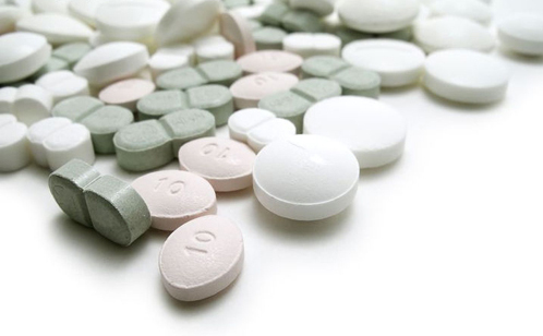 速效救心丸和降压药等;溃疡病患者可带胃必治等;哮喘患者可带喘息灵和