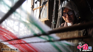 孙之荣在使用传统四匹缯织布机纺织老粗布。　中国网图片库/张滨滨 摄