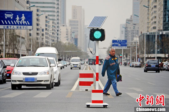   一种新型的太阳能移动信号灯出现在天津街头。这种信号灯以太阳能板吸收装置供电，可布置在施工、非信号控制路段以及临时替代路口发生故障的信号灯。中新社发 佟郁 摄
