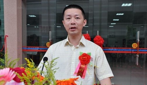 发帖者称:广东揭东县副县长(现为揭阳市揭东区副区长)江中咏,父亲是