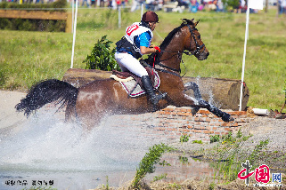 5月11日，山东济南，参赛选手在2013年全国马术三项赛锦标赛越野赛中。中国网图片库 李建辉/摄
