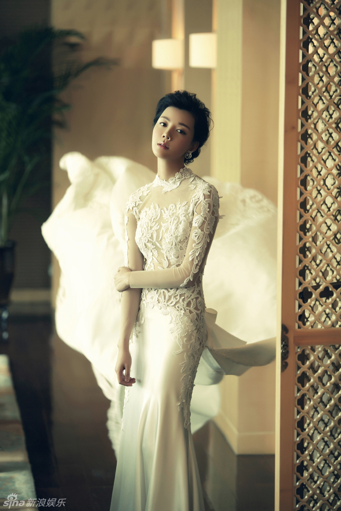 车晓婚纱写真 多款露肩蕾丝婚纱唯美优雅(组图)