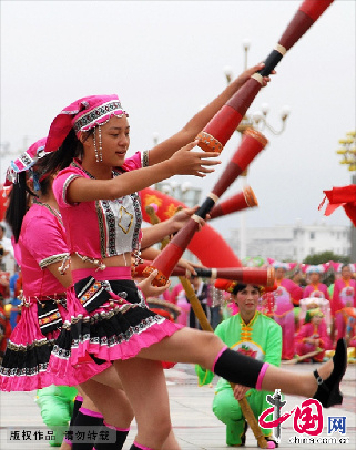 瑶族盘王节上的瑶族长鼓舞表演。中国网图片库 廖祖平/摄