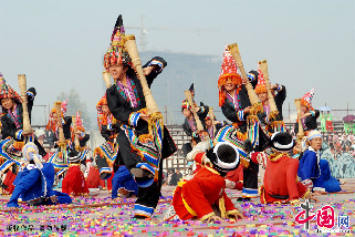瑶族盘王节上的瑶族长鼓舞表演。中国网图片库 廖祖平/摄