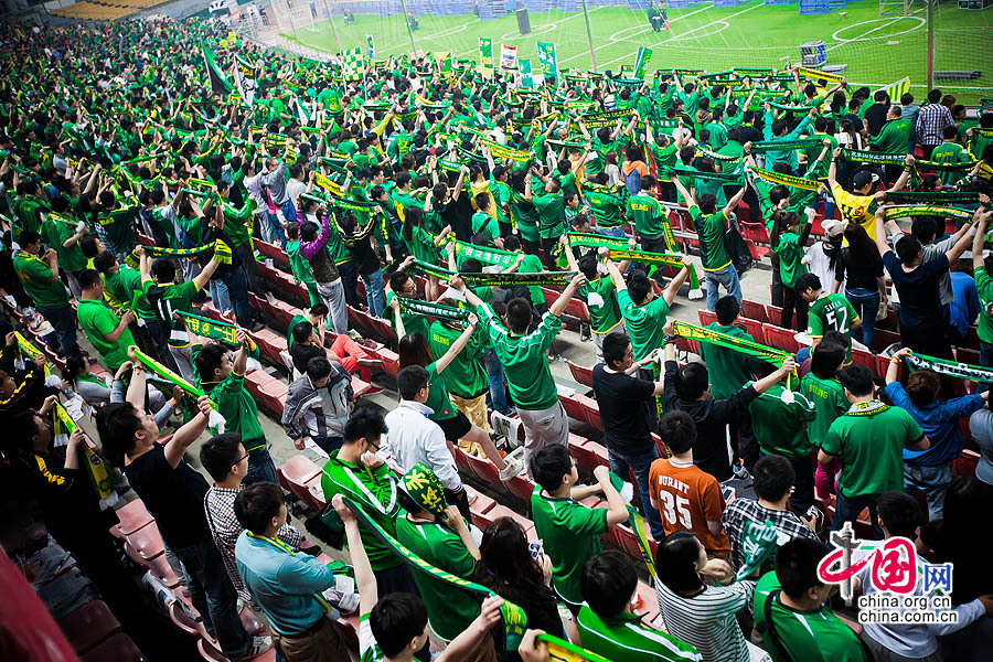 开赛前主场球迷高举围巾为北京国安队呐喊助威